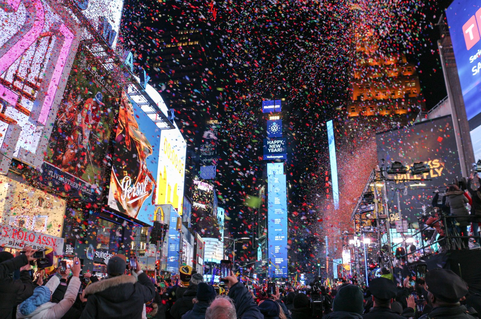 Times Square terbuka untuk orang yang bersuka ria di Malam Tahun Baru