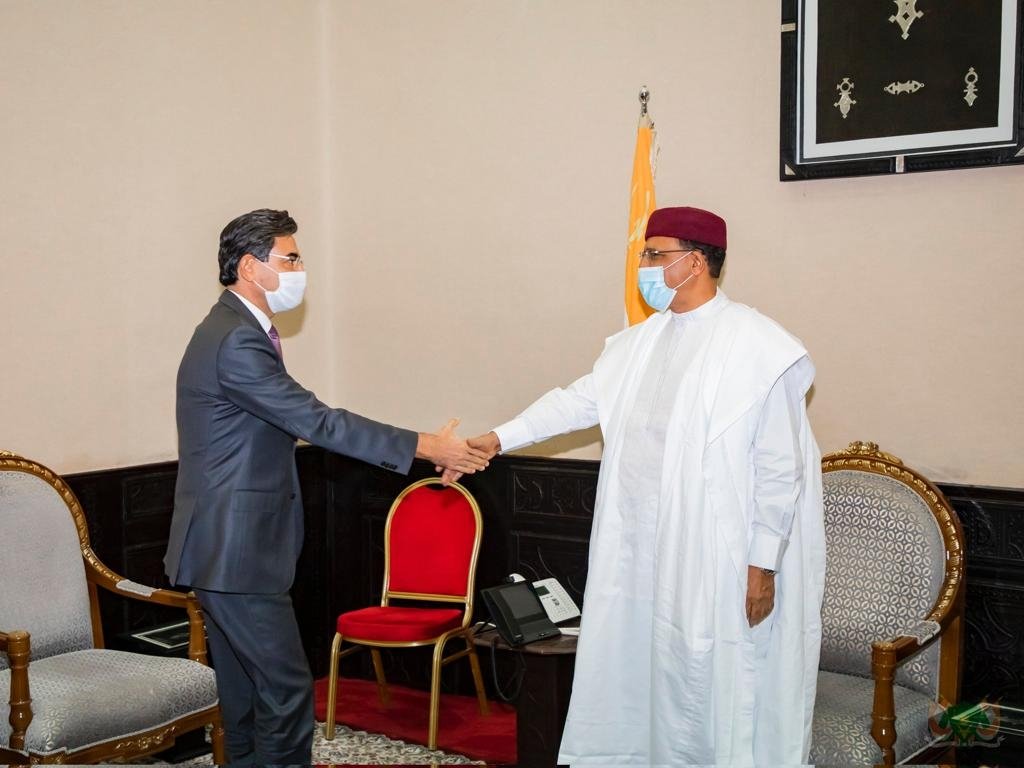 Niger President Mohamed Bazoum (R), shakes hands with Turkey&#039;s Ambassador Mustafa Türker Arı in Niamey, Niger, Nov. 16, 2021. (AA Photo)