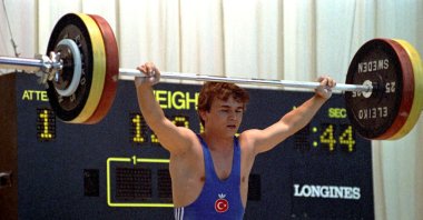 Naim Süleymanoğlu in action in 1991 Mediterranean Games, in Athens, Greece, July 1, 1991. (AA PHOTO)