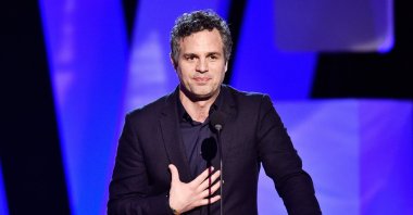 Actor Mark Ruffalo accepts the Robert Altman Award for "Spotlight" onstage during the 2016 Film Independent Spirit Awards in Santa Monica, California, U.S., Feb. 27, 2016. (Getty Images)
