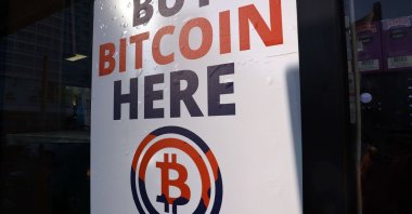 A "Buy Bitcoin Here" sign is posted at a 7-Eleven store in Los Angeles, California, U.S., Nov. 10, 2021. (AFP Photo)
