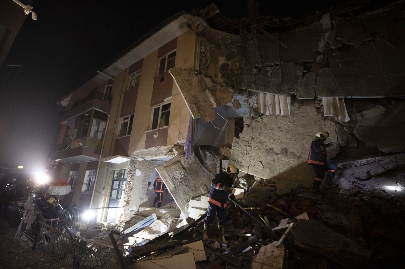 Rescue workers search through the debris for victims in Keçiören district, Ankara, Nov. 19, 2021. (AA Photo)