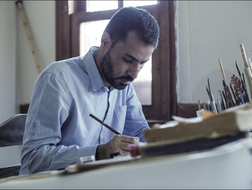 Zaki al-Hashimi prepares a calligraphy work. (Instagram / Zaki al-Hashimi) 