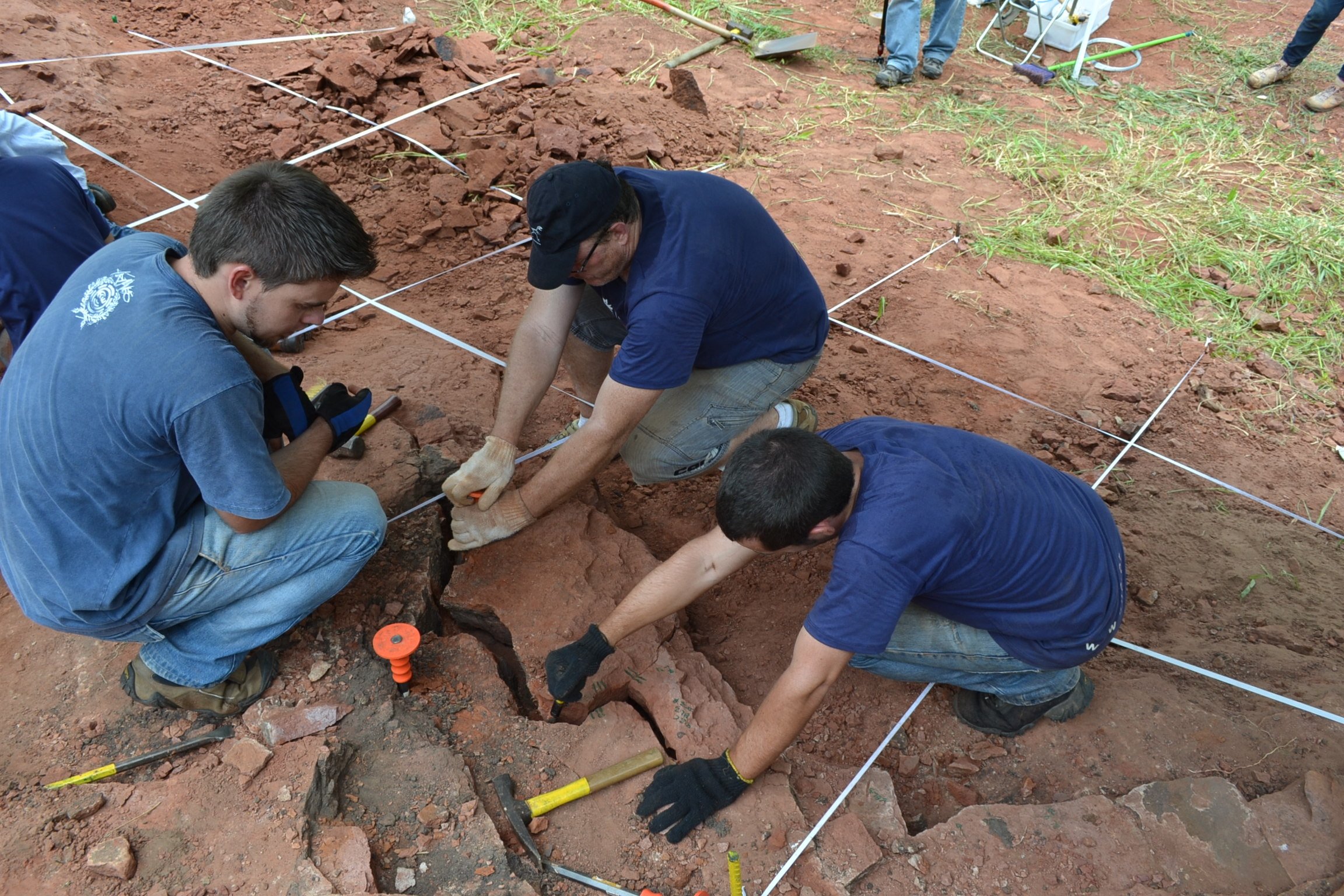 Para arkeolog menemukan fosil spesies baru dinosaurus yang ditemukan di Cruzeiro do Oeste, Brasil dalam gambar selebaran yang dirilis pada 25 Januari 2021. (Musem Nasional Rio de Janeiro via AFP)