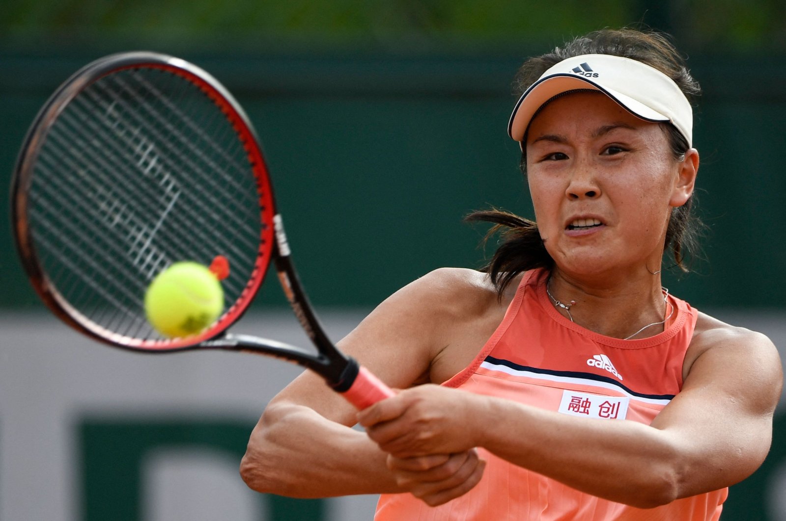 Peng Shuai returns the ball to Serbia&#039;s Aleksandra Krunic during a match, in Paris, France, May 29, 2018. (AFP PHOTO)