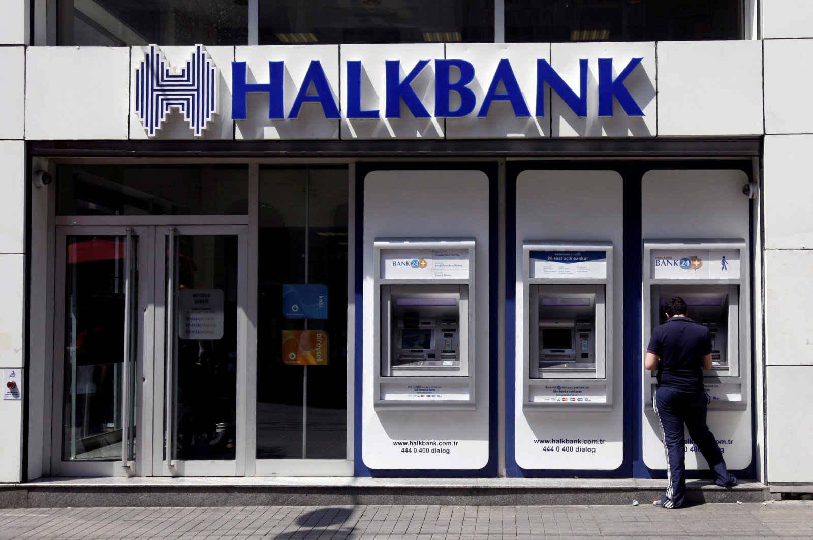 A customer uses an automated teller machine at a branch of Halkbank in Istanbul, Turkey, Aug. 15, 2014. (Reuters Photo)