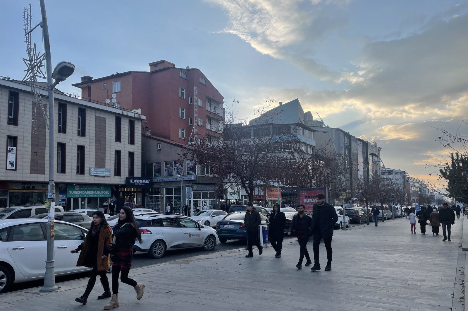 A view of a street following the earthquake, in Erzurum, eastern Turkey, Nov. 19, 2021. (AA PHOTO) 