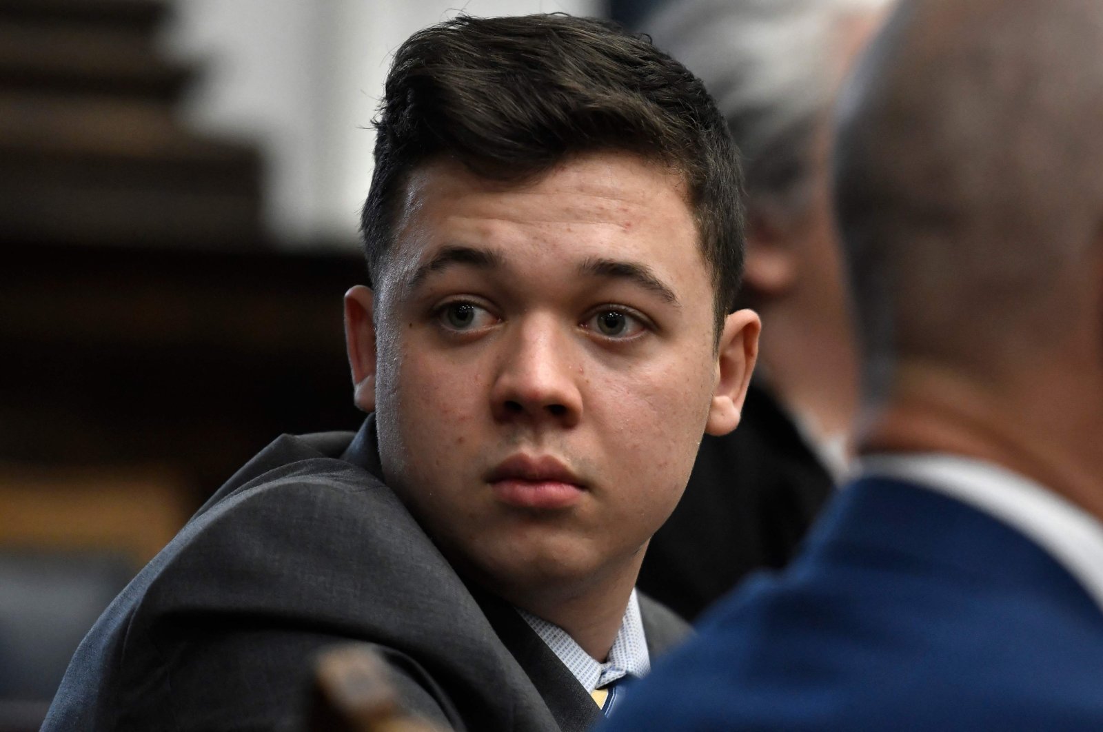 Kyle Rittenhouse looks back as attorneys discuss items in the motion for mistrial presented by his defense during his trial at the Kenosha County Courthouse in Kenosha, Wisconsin, Nov. 17, 2021. (AFP Photo)