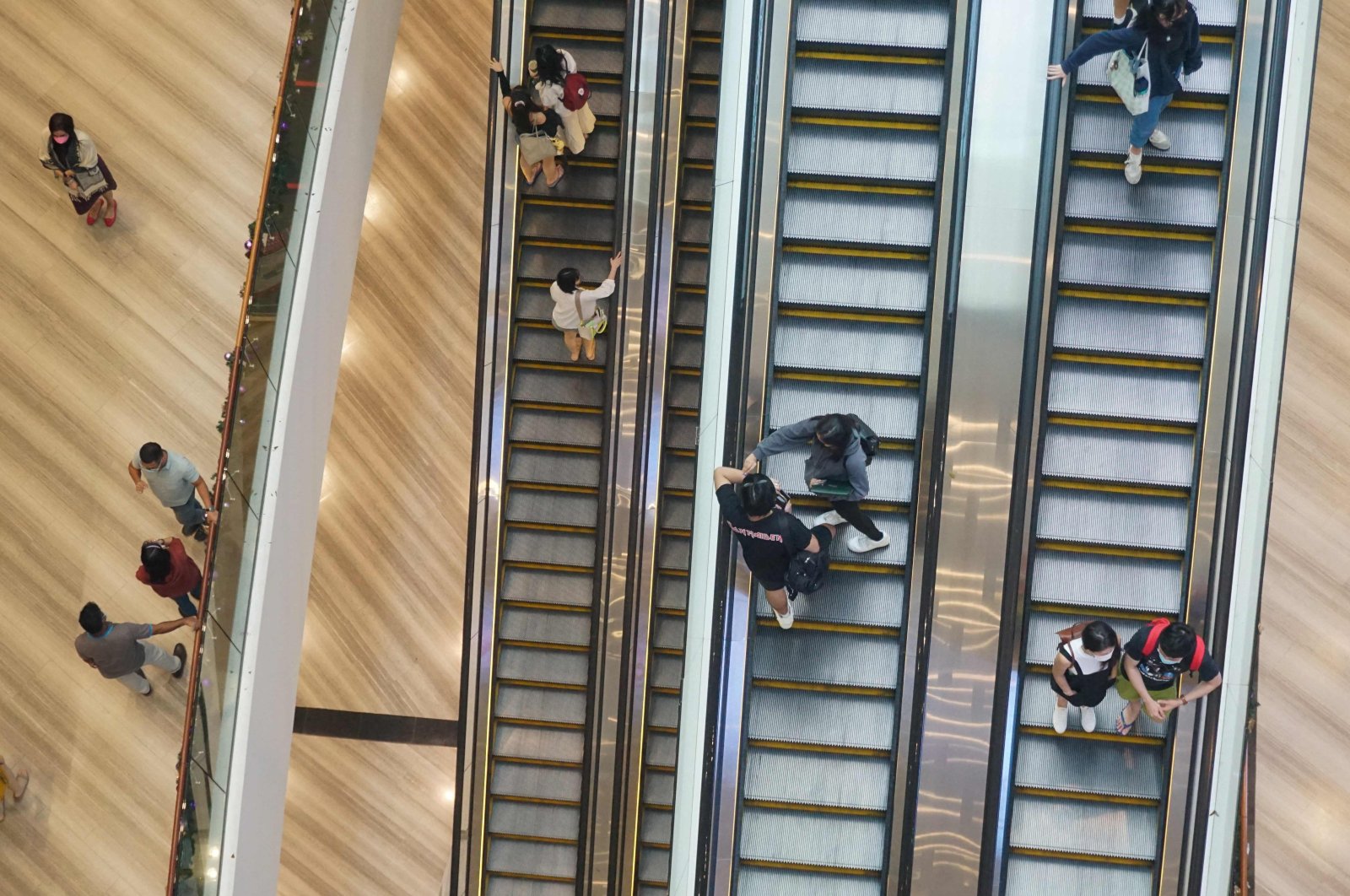 People ride on escalators inside the mall at Changi Jewel in Singapore, Nov. 18, 2021. (AFP Photo)