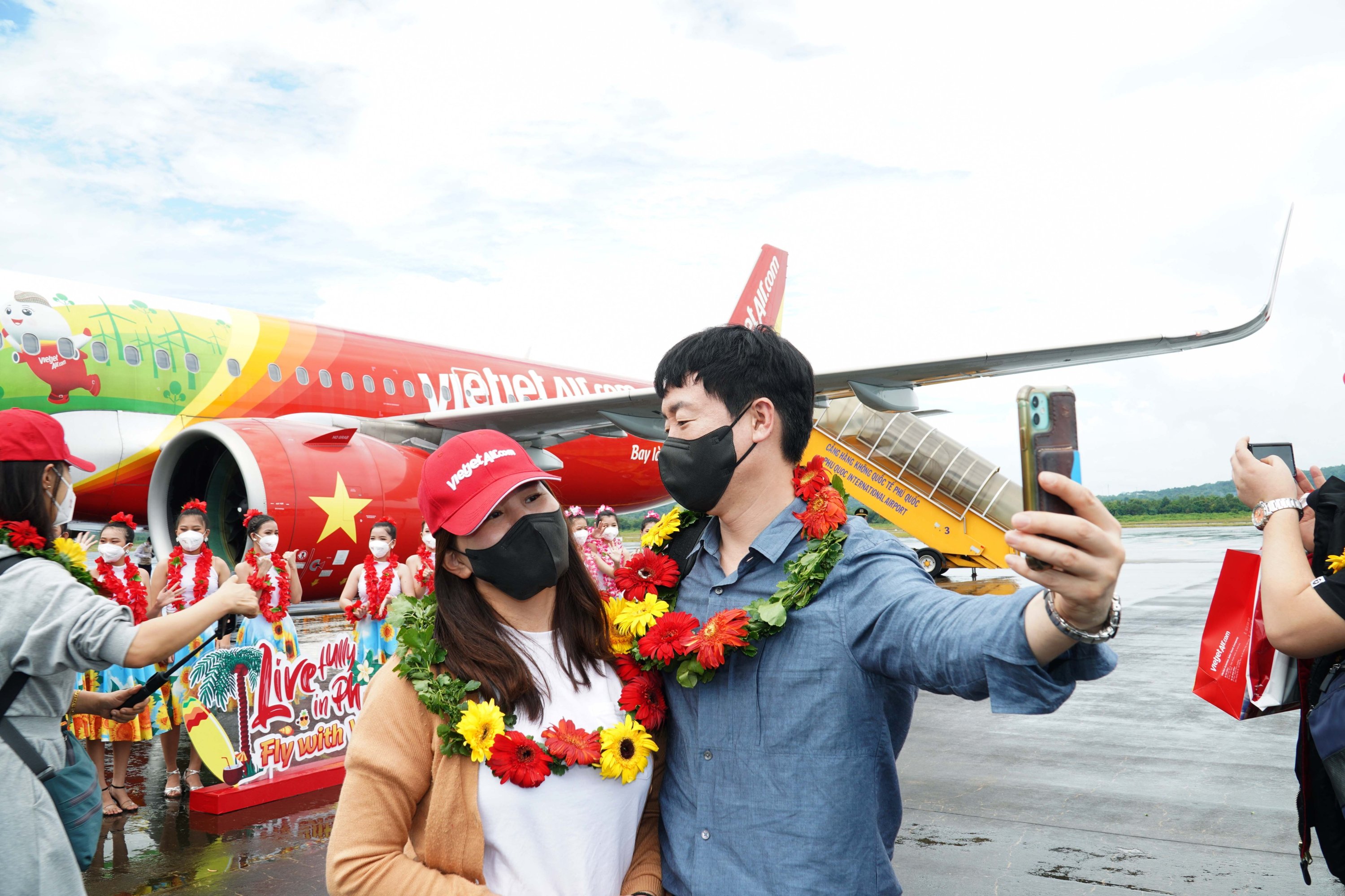 Sepasang kekasih berfoto selfie setelah mendarat di pulau Phu Quoc, Vietnam, 20 November 2020. (VietjetAir via AP)