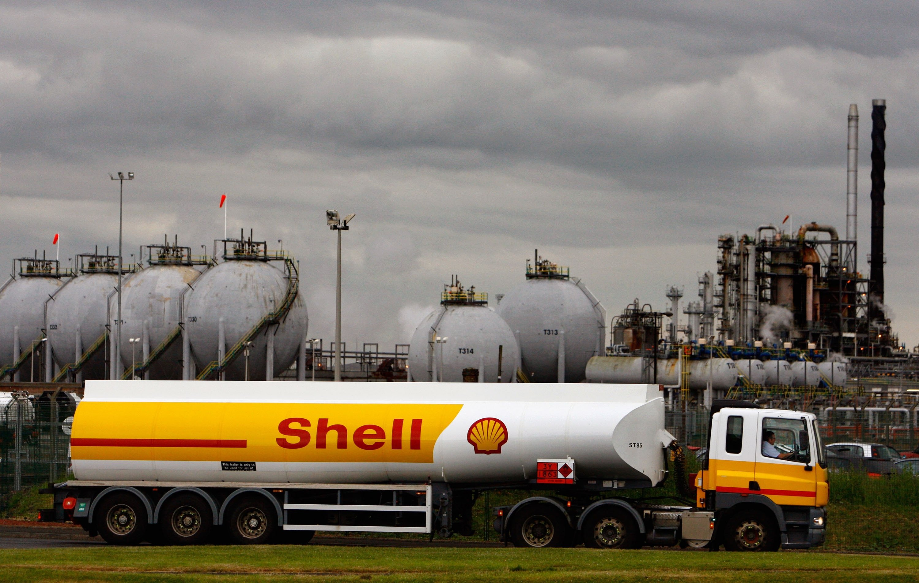 Tanker drivers working for Shell return to work after a four-day strike, in Grangemouth, Scotland, June 17, 2008. (Getty Images)