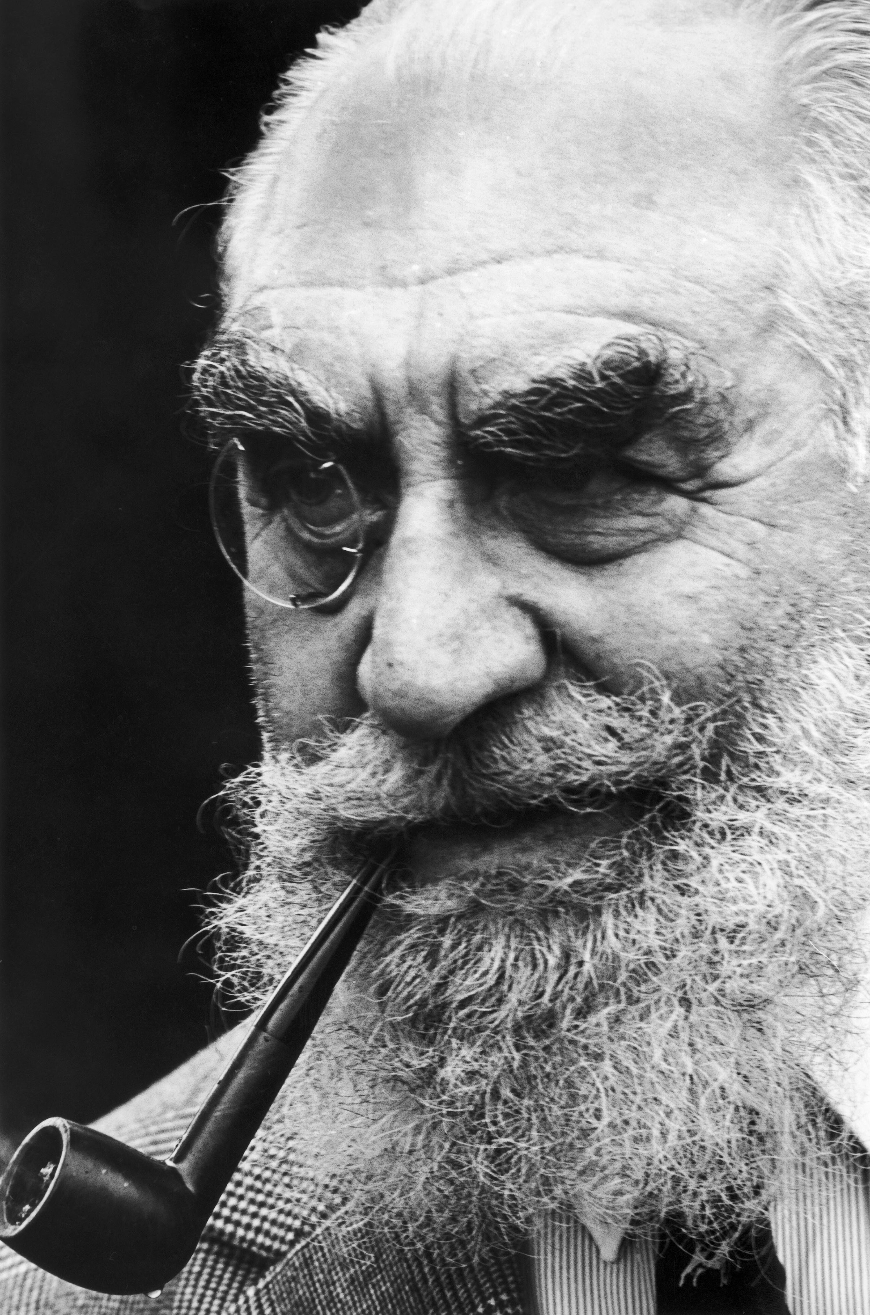 Calouste Sarkis Gulbenkian dapat dilihat dengan pipa di mulutnya, pada tahun 1960. (Getty Images)