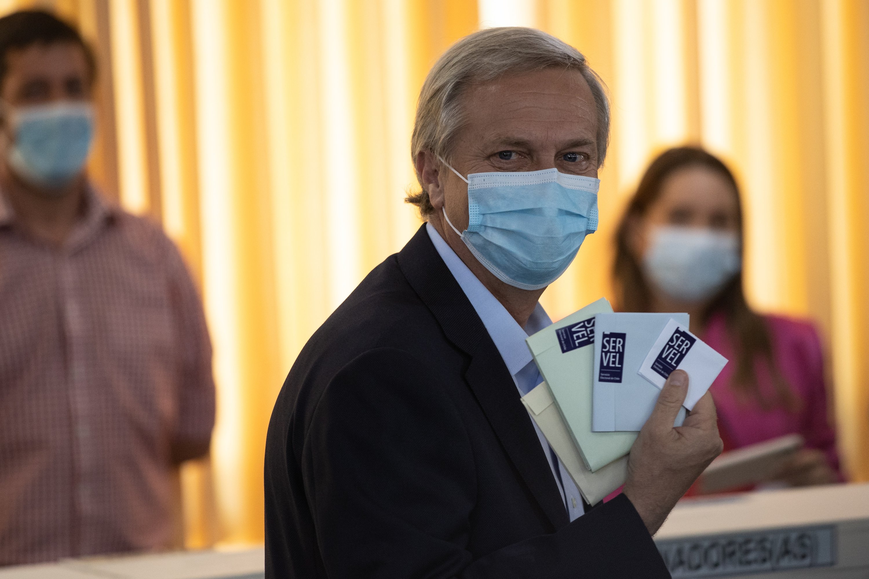 Chile presidential candidate of the Partido Republicano Jose Antonio Kast votes in a polling station at the Ana Mogas de Paine high school facilities in Santiago, Chile, Nov. 21, 2021. (EPA Photo)