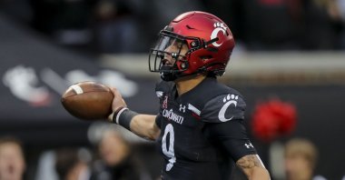 Cincinnati Bearcats quarterback Desmond Ridder (9) runs the ball in for a touchdown against the Southern Methodist Mustangs in the first half at Nippert Stadium, Cincinnati, Ohio, U.S., Nov. 20, 2021. (Katie Stratman-USA TODAY Sports via Reuters)