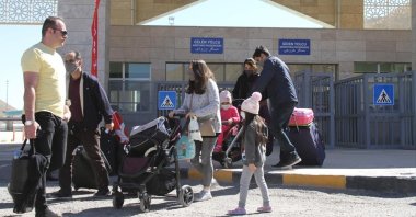 People are seen at Kapıköy Border Gate in eastern Turkey's Van province near the Iranian border, Nov. 18, 2021. (AA Photo)
