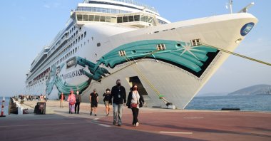 Tourists get off cruise ships at Ege Port in Kuşadası in Aydın province, southwestern Turkey, Nov. 20, 2021. (AA Photo)