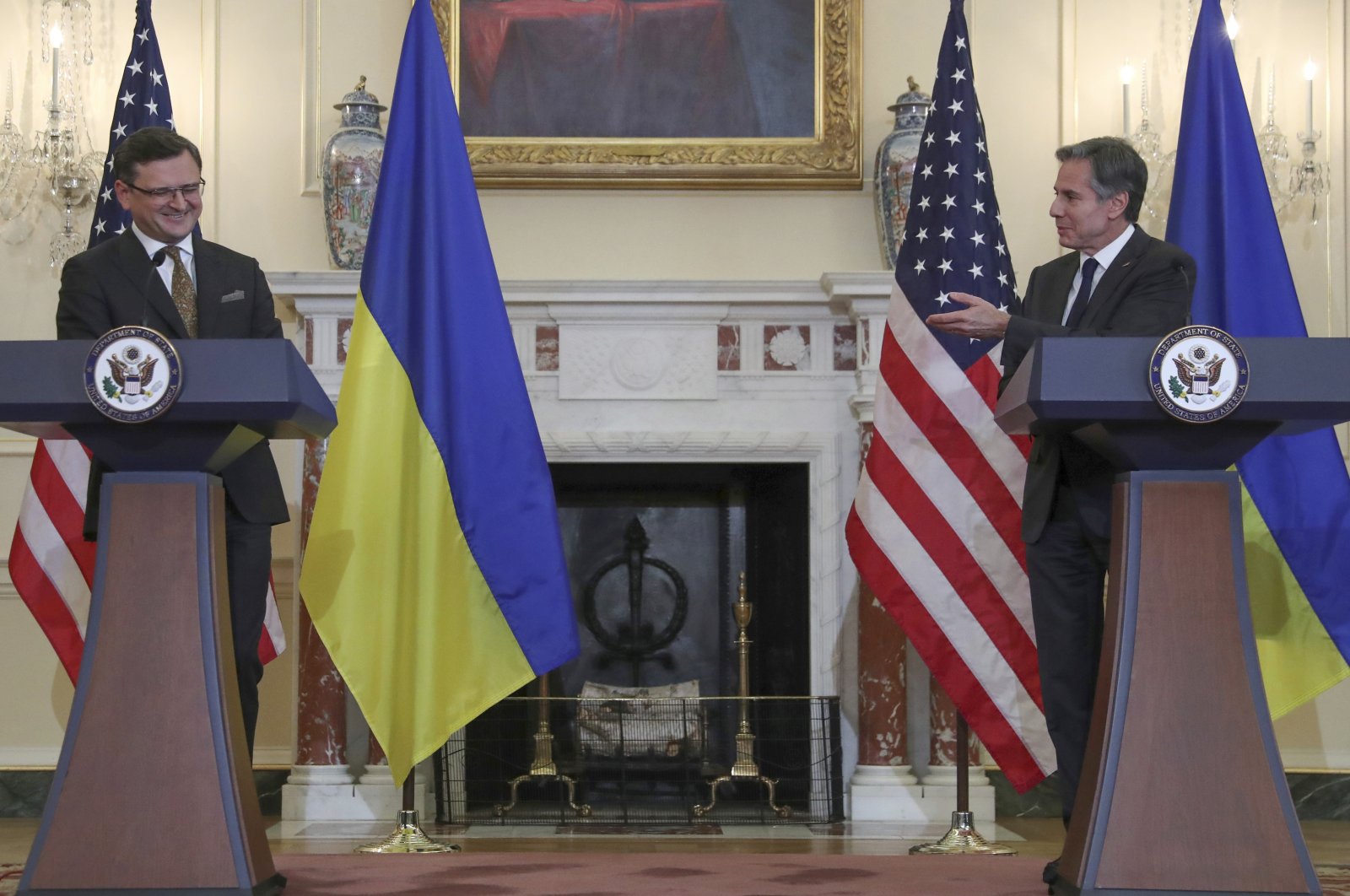 Ukraina mengatakan takut akan invasi Rusia saat AS mengirim angkatan laut