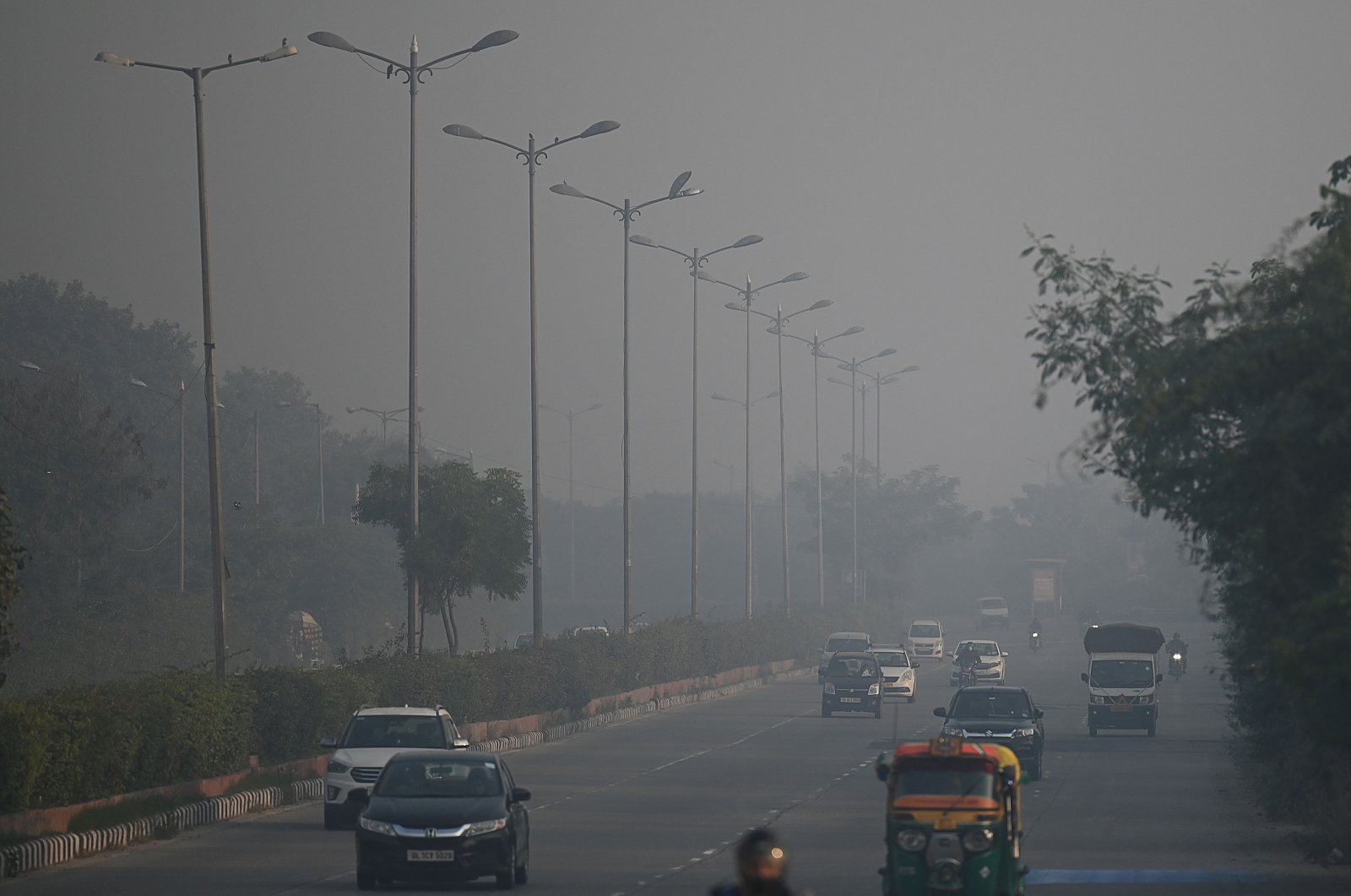 Commuters drive along a road amid heavy smog conditions in New Delhi, India, Nov. 21, 2021. (AFP Photo)