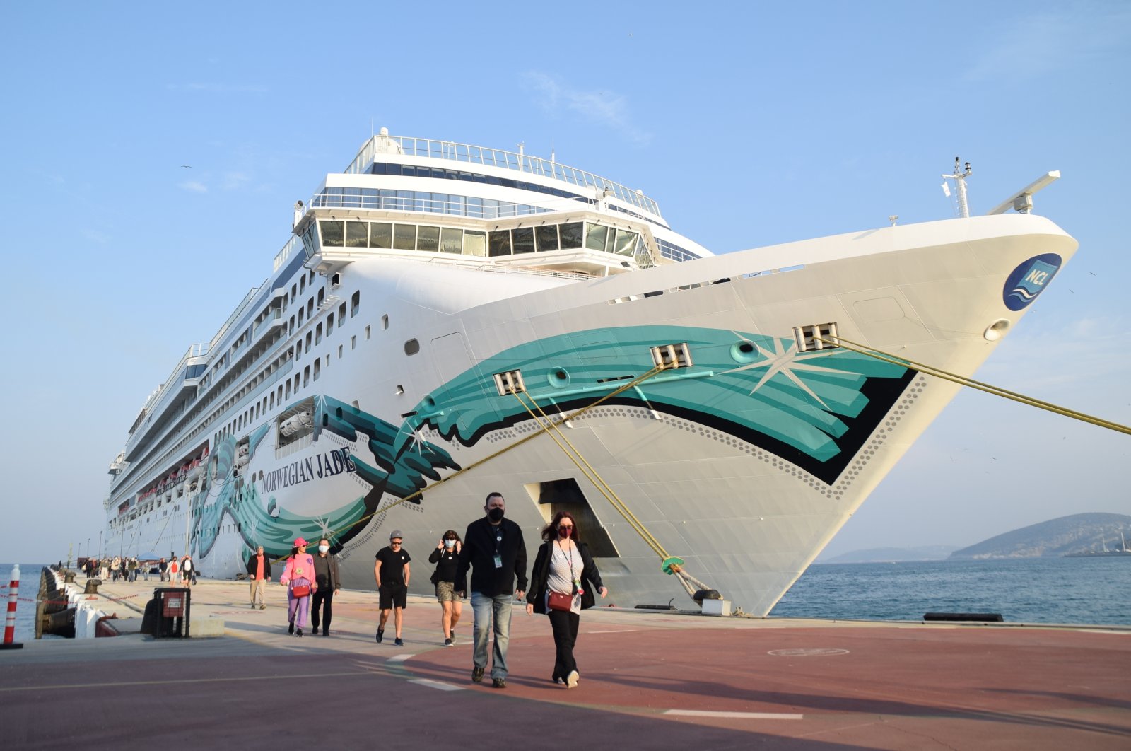 Tourists get off cruise ships at Ege Port in Kuşadası in Aydın province, southwestern Turkey, Nov. 20, 2021. (AA Photo)