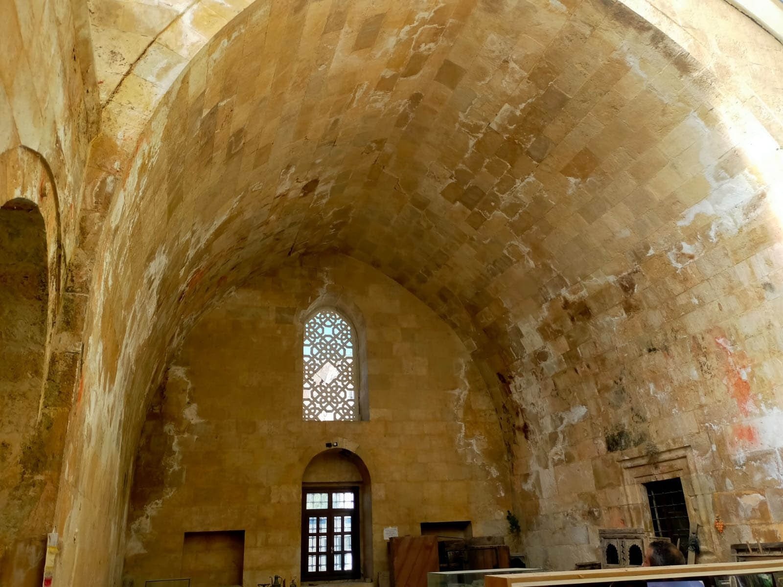 Aula di Madrasah Tol yang dibangun pada 1339 di provinsi Ermenek, Karaman, Turki, 16 November 2021. (Foto DHA)