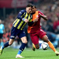 Fenerbahçe&#039;s Mesut Özil (L) in action against Galatasaray&#039;s Deandre Yedlin (R) during the Süper Lig&#039;s Istanbul derby in Istanbul, Turkey, Nov. 21, 2021. (EPA Photo)
