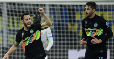 Inter Milan's Turkish midfielder Hakan Çalhanoğlu (L) celebrates scoring in a Serie A match against Napoli at the San Siro in Milan, Italy, Nov. 21, 2021. (AFP Photo)
