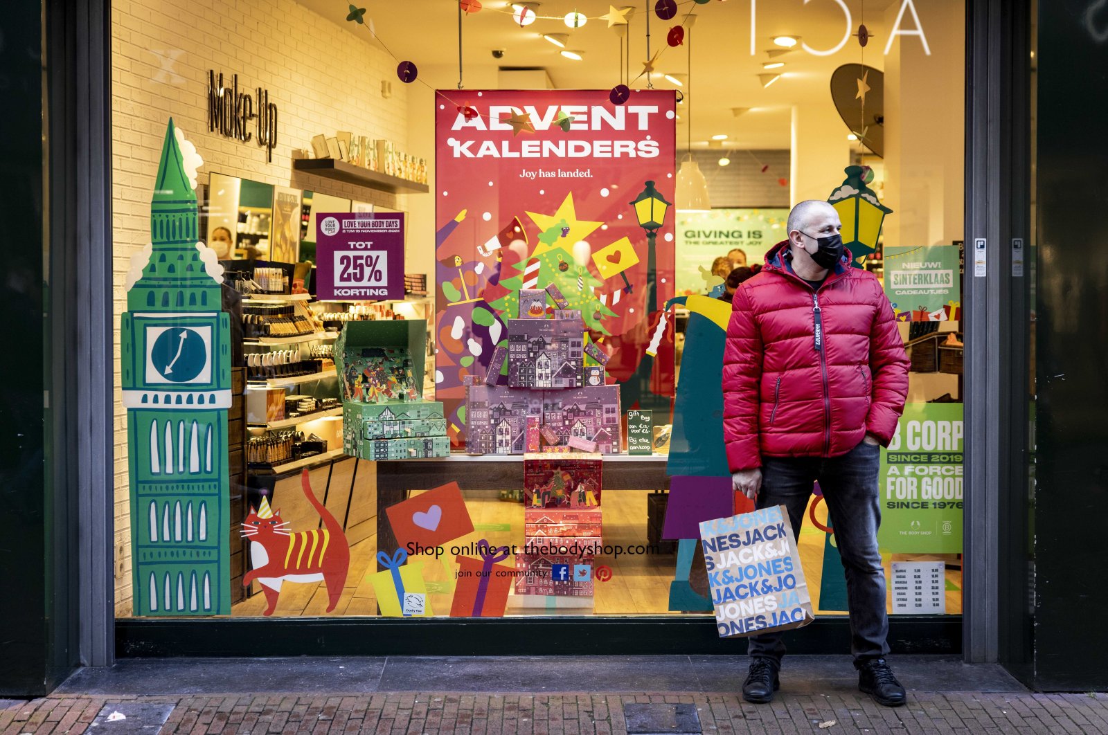 Shops display discounted prices in the run-up to Black Friday in Amsterdam, Netherlands, Nov. 21, 2021. (EPA Photo)