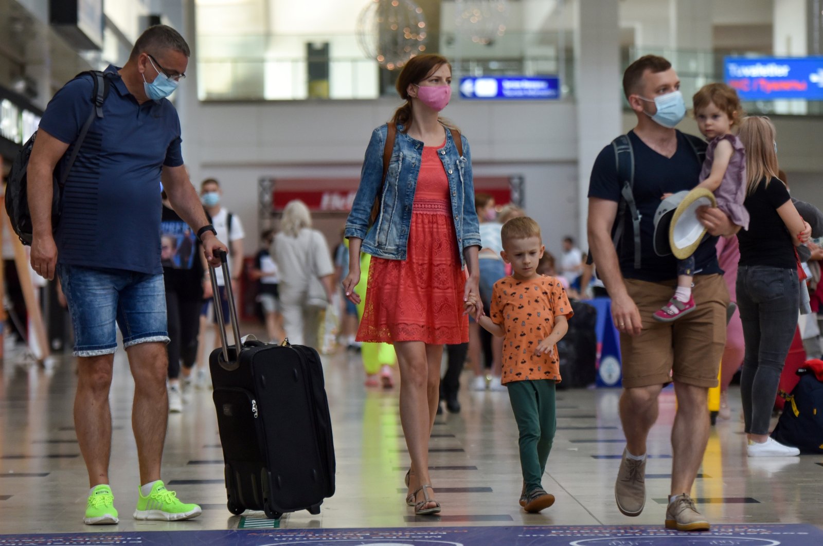 Tourists arrive in the airport in Antalya, southern Turkey, Nov. 22, 2021. (DHA Photo)