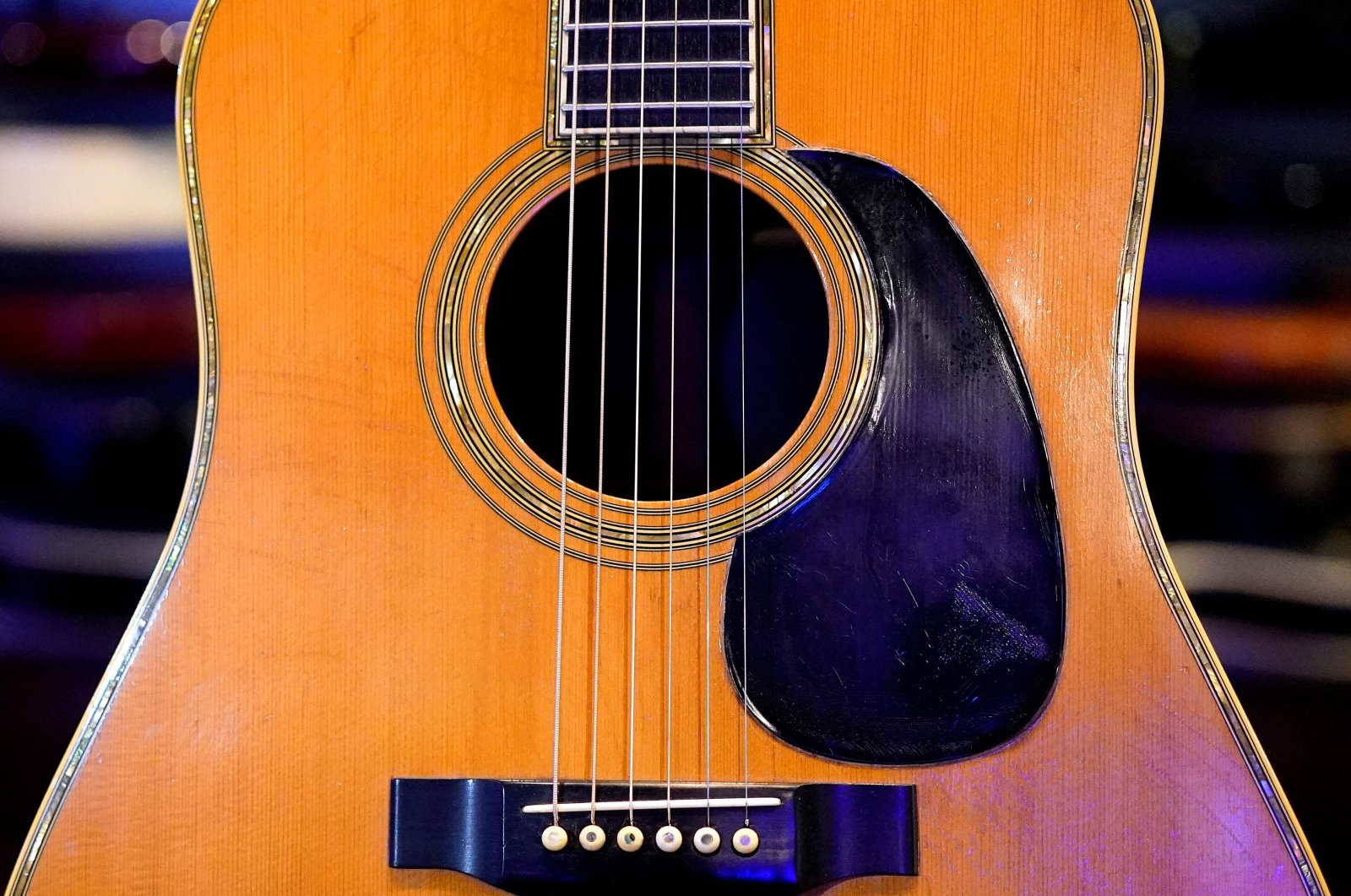 Gitar antik Eric Clapton terjual lebih dari 0.000 di lelang NY