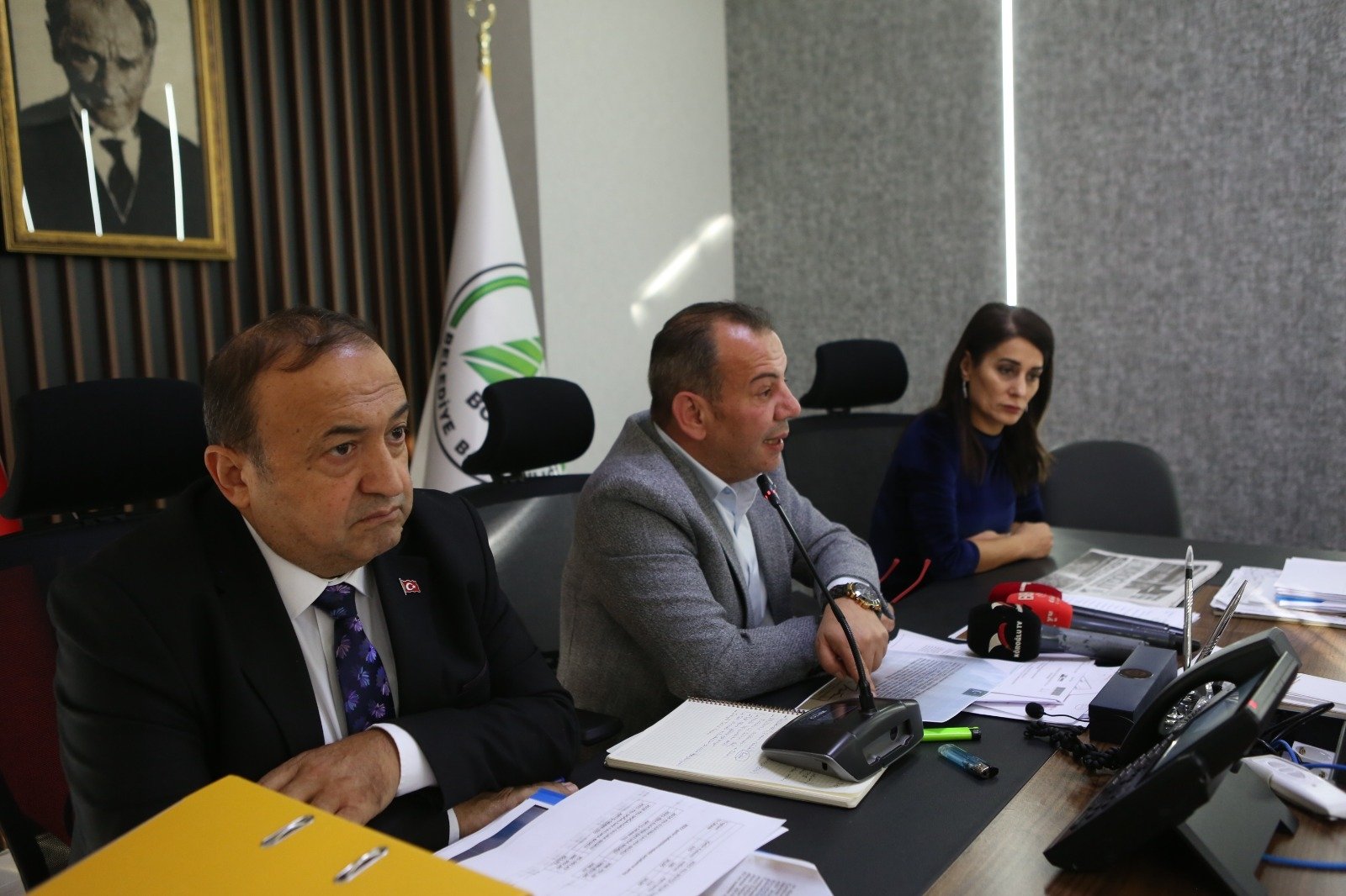 Bolu Mayor Tanju Özcan speaks to reporters in a press conference, Nov. 11, 2021. (AA File Photo)