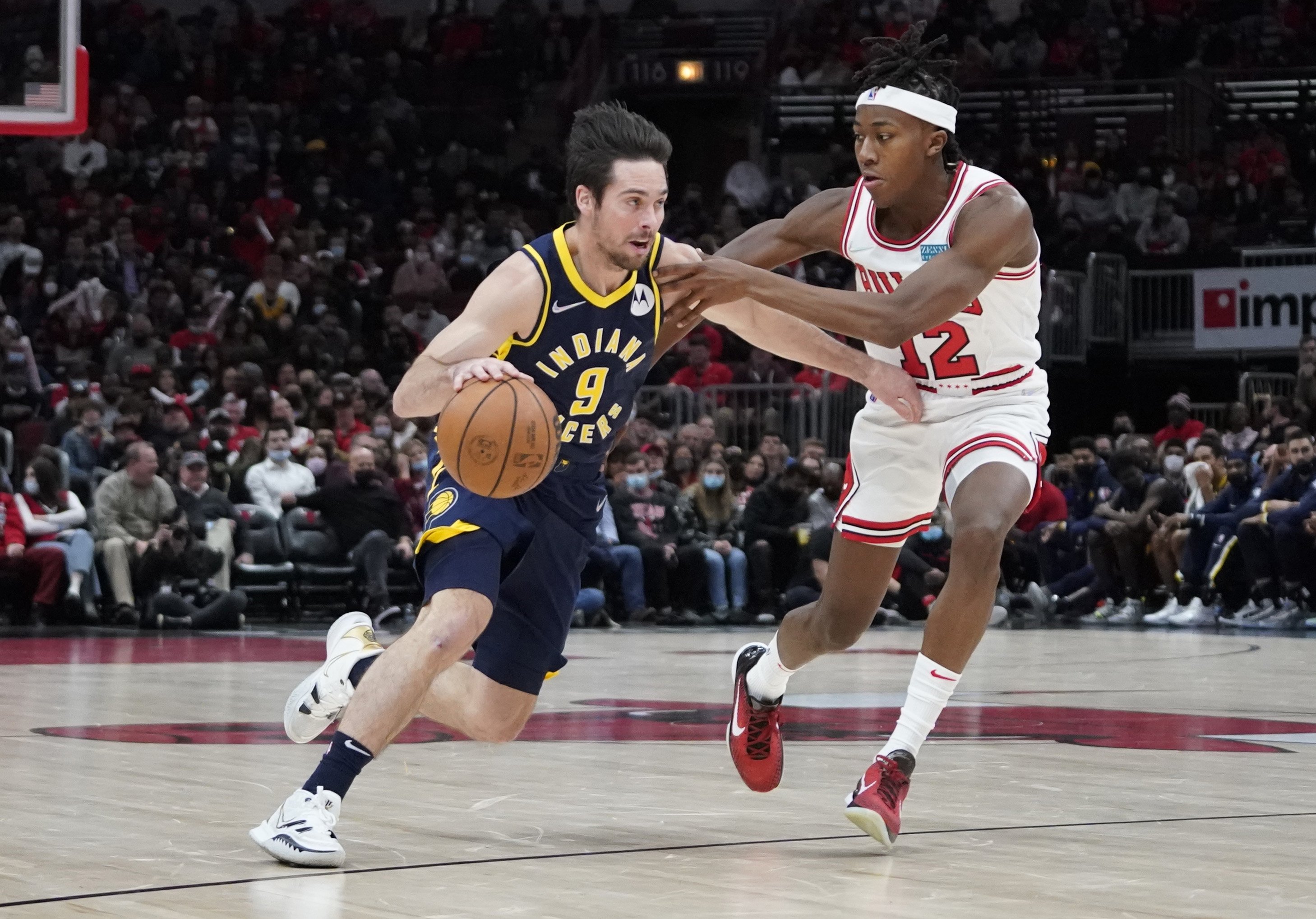 Indiana Pacers guard T.J. McConnell (L) drives on Chicago Bulls guard Ayo Dosunmu during an NBA tie, Chicago, Illinois, U.S., Nov 22, 2021. (Reuters Photo)