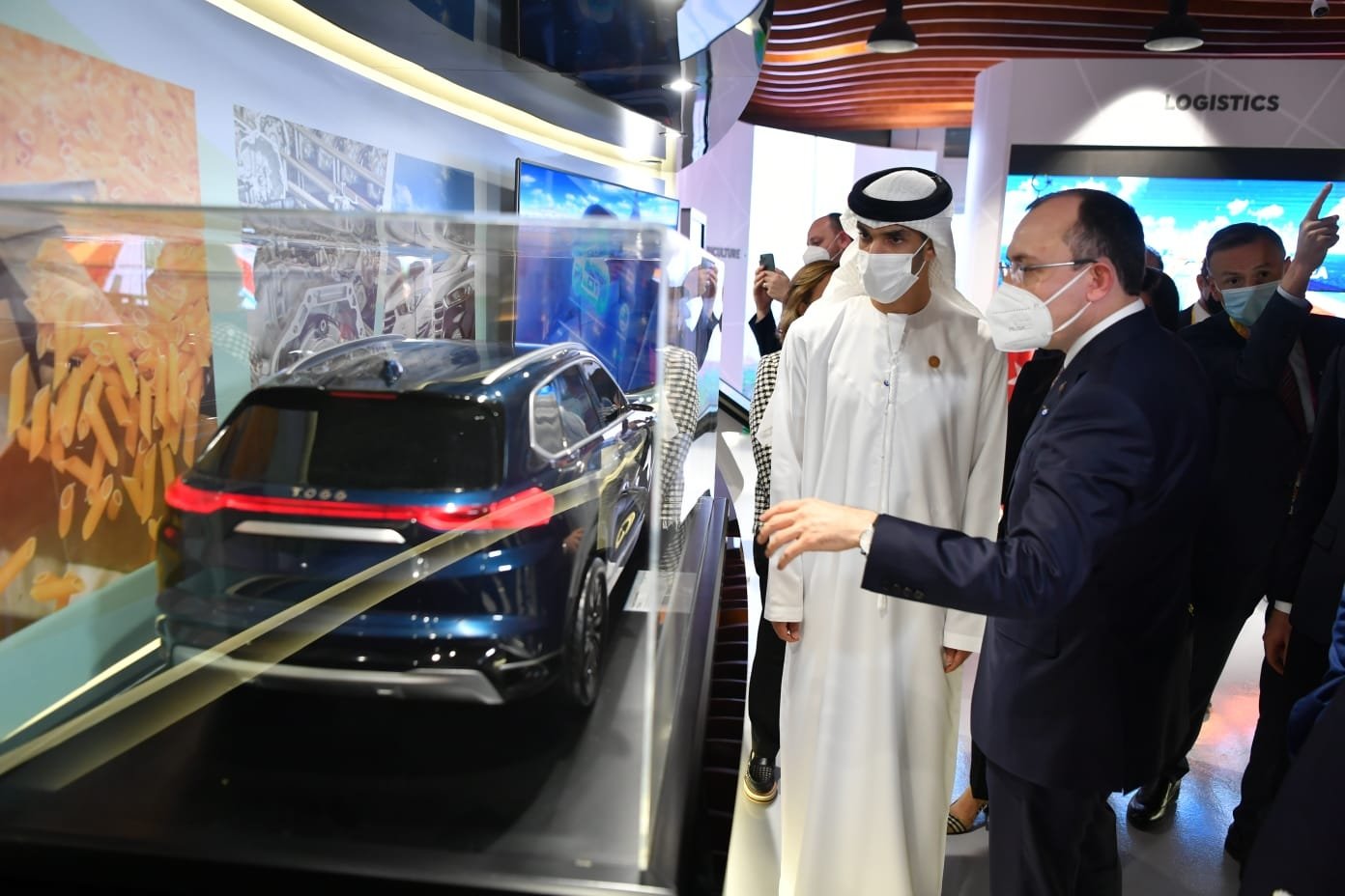 Turkish Trade Minister Mehmet Muş (R) shows Turkey&#039;s locally produced car TOGG to Emirati officials during the Expo 2020 Dubai, UAE, Nov. 23, 2021. (AA Photo)