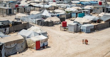 Children walking among shelters at the YPG-run al-Hol camp in Hassakeh, northeastern Syria, Aug. 2, 2021. (AFP Photo)