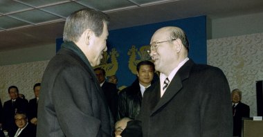 Two former South Korean presidents Roh Tae-woo (L) and Chun Doo-hwan (R) shaking hands at Kim Young-Sam&#039;s Presidential inauguration ceremony in Seoul, South Korea, Feb. 25, 1995. (AFP File photo)