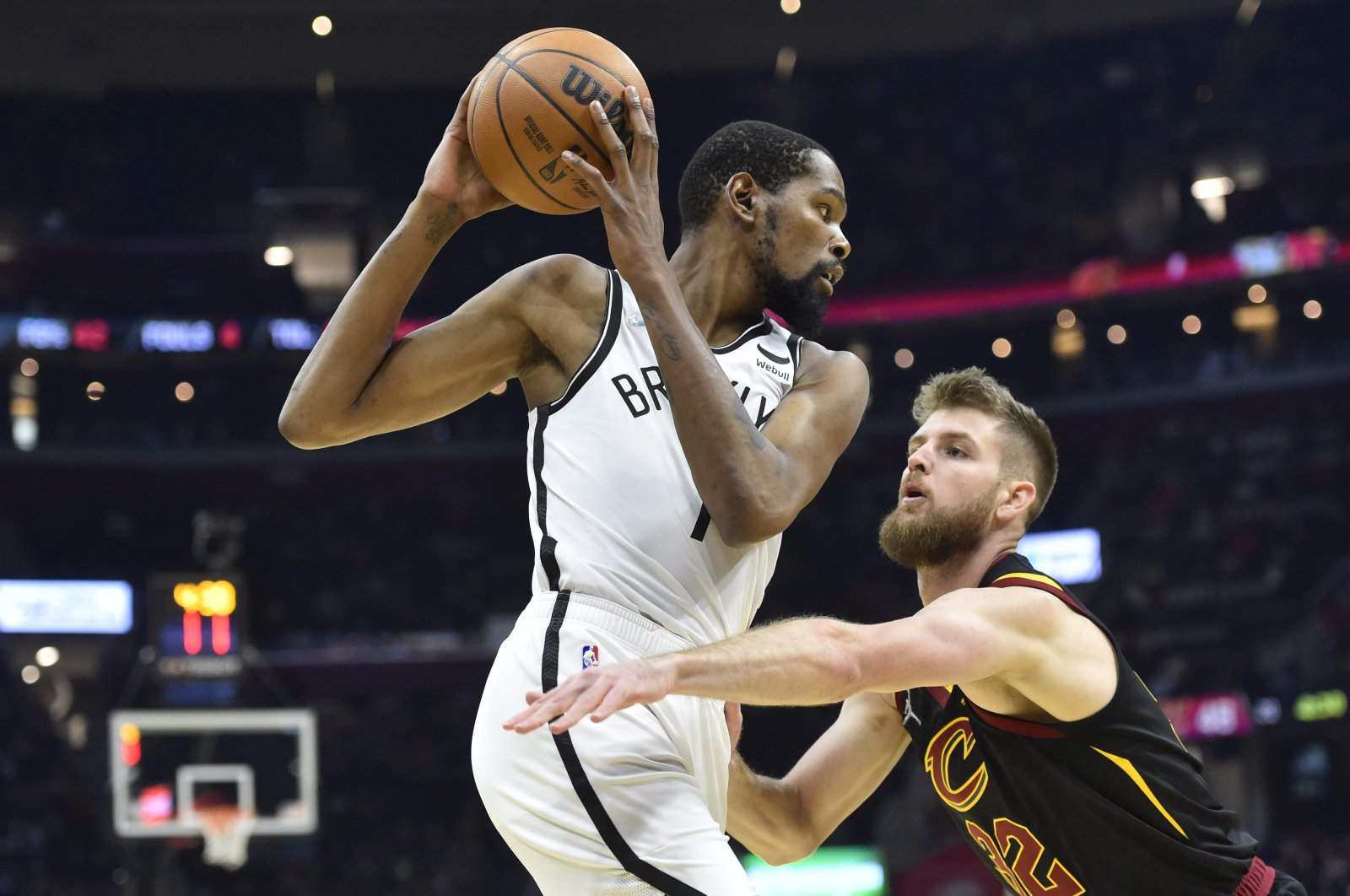 Cleveland Cavaliers&#039; Kevin Durant (L) tries to go past Brooklyn Nets Dean Wade during an NBA game in Cleveland, Ohio, U.S., Nov. 22, 2021. (Reuters Photo)