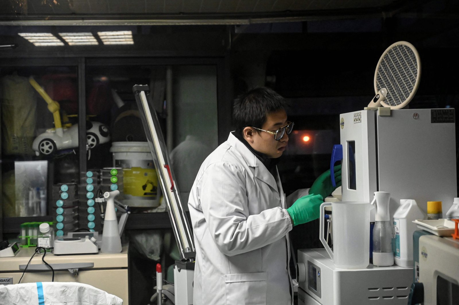 Xu Wei working at his home laboratory in Kunming in southwestern China&#039;s Yunnan province, Oct. 21, 2021. (AFP Photo)