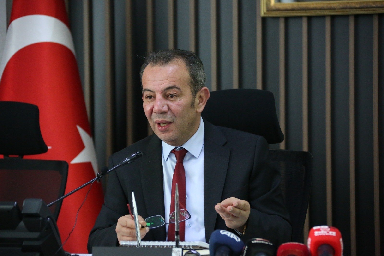 Bolu Mayor Tanju Özcan is seen speaking at the municipality in Bolu, Turkey, Nov. 23, 2021. (IHA Photo)