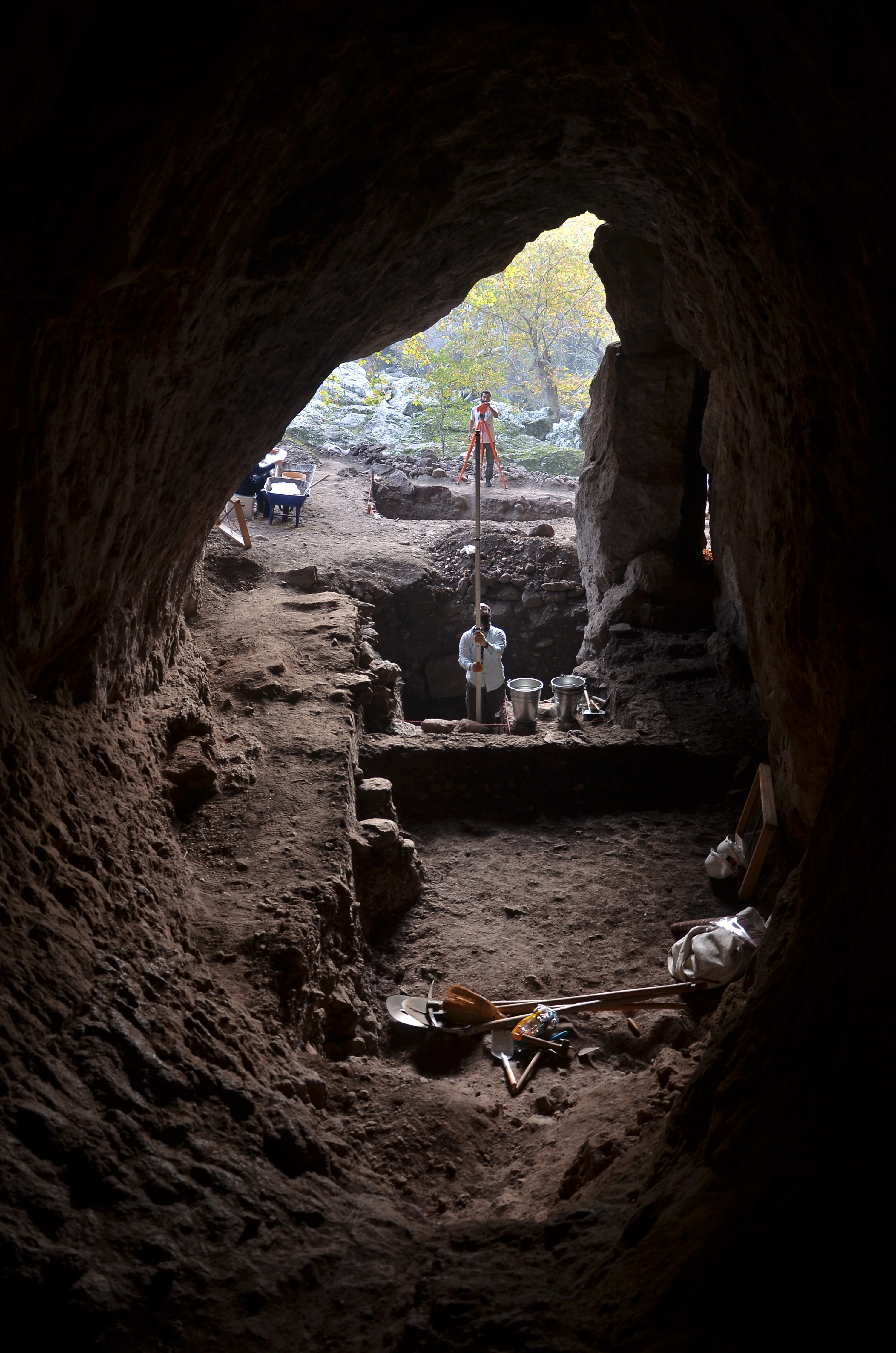 Arkeolog berfoto di dalam gua tempat ditemukannya perkakas batu dan sisa-sisa tulang, Izmir, Turki barat, 23 November 2021. (AA Photo) 