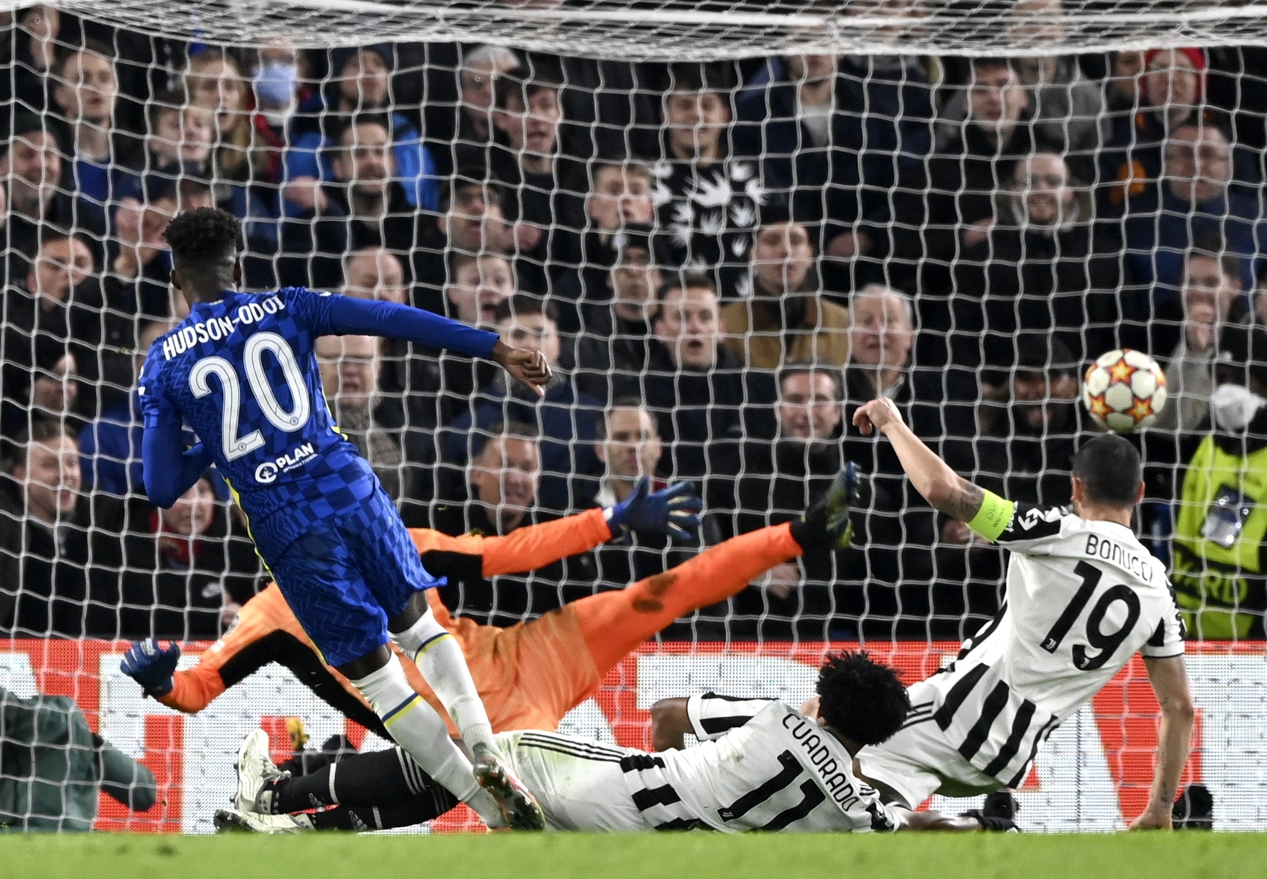 Chelsea's Callum Hudson-Odoi (L) scores in a UEFA Champions League match against Juventus in London, England, Nov. 23, 2021. (EPA Photo)