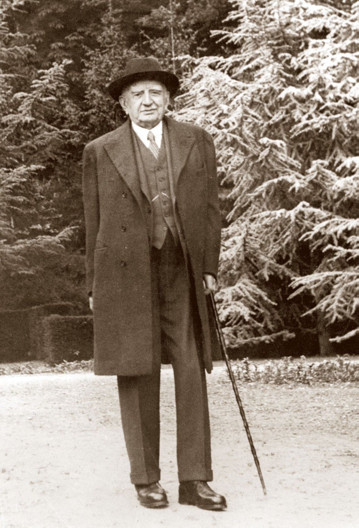 Gulbenkian at his property called Les Enclos near Deauville.(Wikimedia)