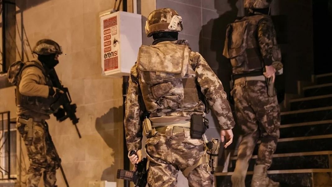 Counterterrorism squads raid a home as part of raids against the PKK terrorists in Gaziantep, Turkey, Nov. 30, 2020. (DHA File Photo)