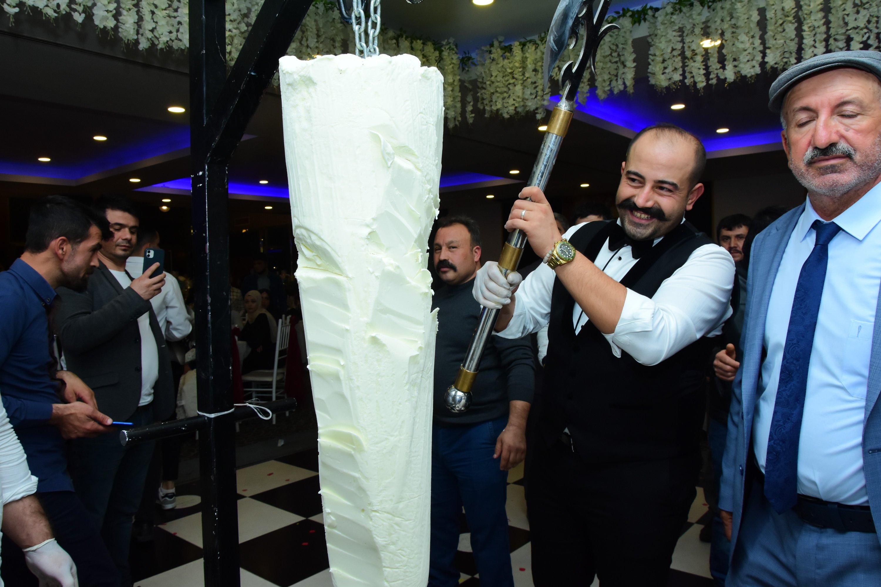 Yakup Ceren put on a Maraş ice cream show at his wedding, Kahramanmaraş, Turkey, Nov. 22, 2021. (IHA Photo)