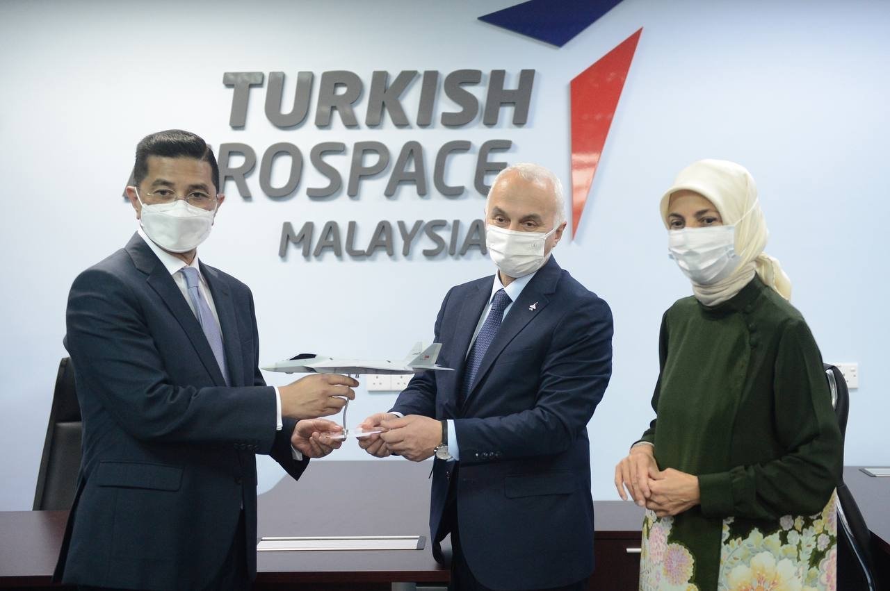 Malaysia&#039;s International Trade and Industry Minister Mohamed Azmin Ali (L), TAI Head Temel Kotil and Turkish Ambassador to Malaysia Merve Kavakçı (R) during the opening ceremony, Selangor, western Malaysia, Nov. 24, 2021. (Photo by Turkey&#039;s embassy in Malaysia / AA)