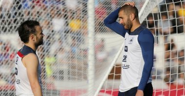 France's Mathieu Valbuena (L)and Karim Benzema chat during a training session of the French national soccer team, at the Santa Cruz Stadium in Ribeirao Preto, Brazil, June 10, 2014. (AP Photo)