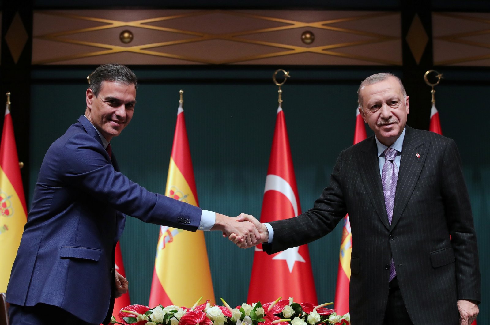 President Recep Tayyip Erdoğan (R) and Spain&#039;s Prime Minister Pedro Sanchez shake hands during a news conference in the capital Ankara, Turkey, Nov. 17, 2021. (Reuters Photo)