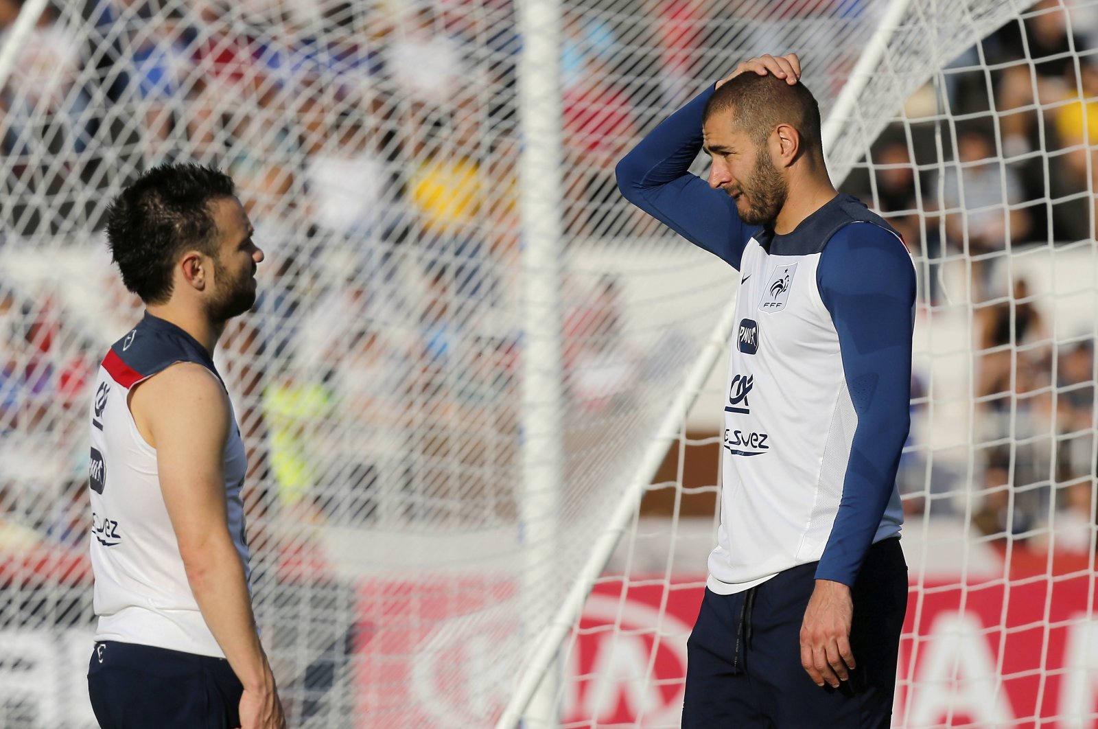 France&#039;s Mathieu Valbuena (L)and Karim Benzema chat during a training session of the French national soccer team, at the Santa Cruz Stadium in Ribeirao Preto, Brazil, June 10, 2014. (AP Photo)