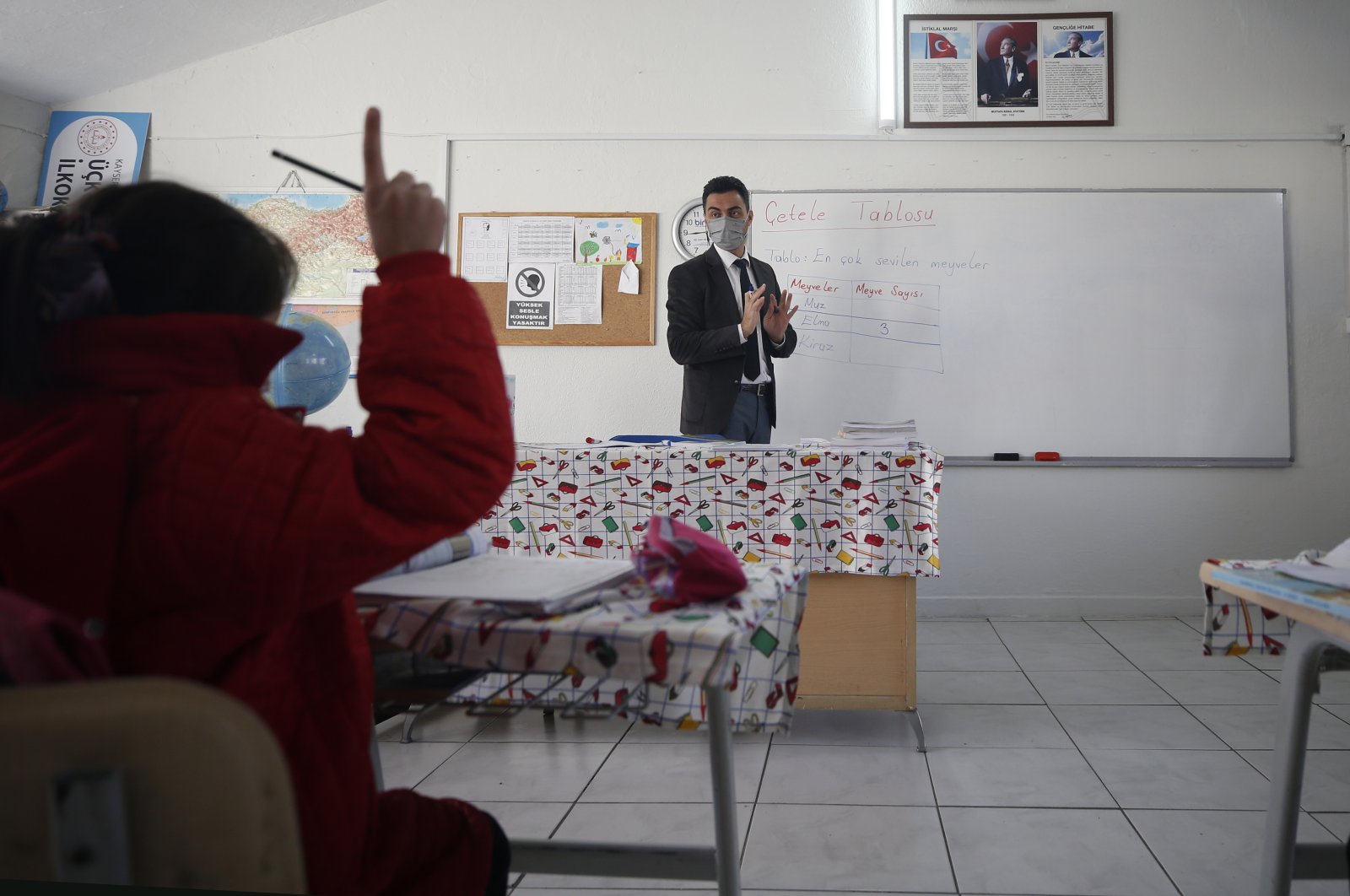Guru Turki yang berdedikasi mengubah gudang menjadi ruang kelas