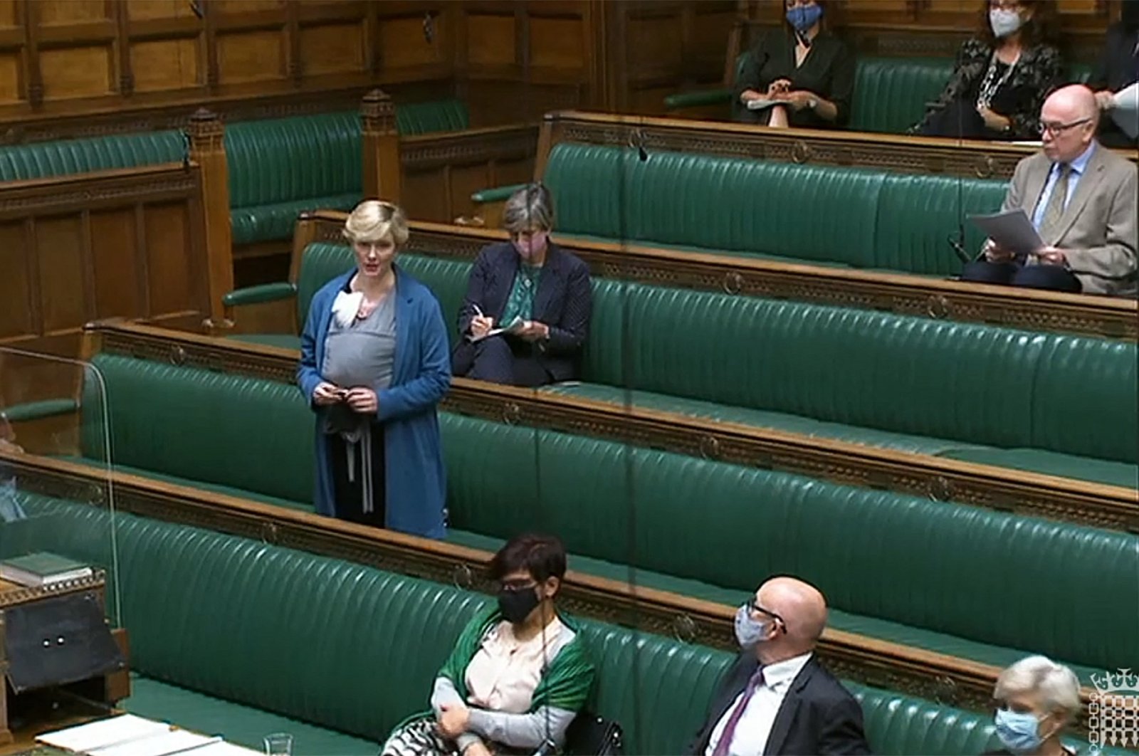A video grab taken on November 24, 2021 from footage broadcast by the UK Parliament&#039;s Parliamentary Recording Unit (PRU) shows British Labour MP Stella Creasy speaking with her newborn baby strapped to her in the chamber of the House of Commons in London on Sept. 23, 2021. (Photo by PRU / AFP)