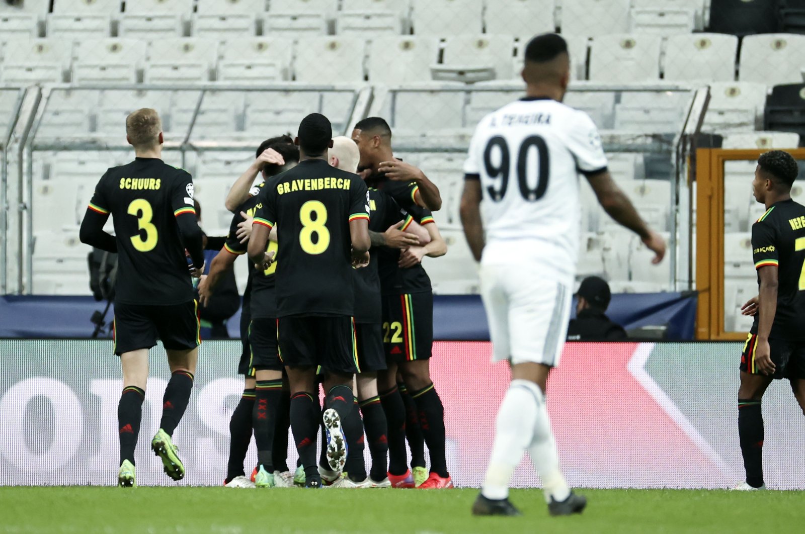 Beşiktaş mengucapkan selamat tinggal pada Liga Champions setelah kalah 2-1 dari Ajax