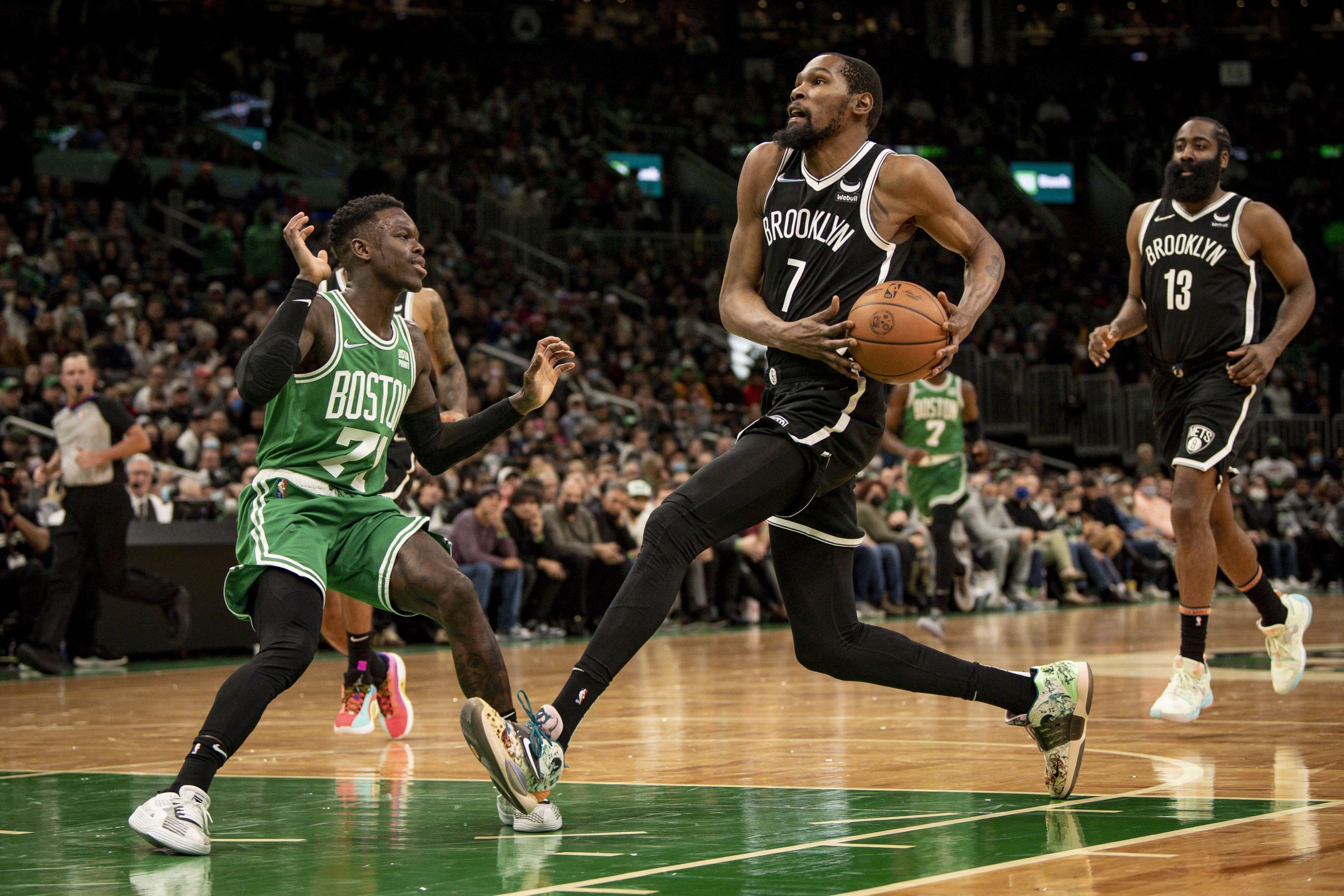 Brooklyn Nets' Kevin Durant (C) drives to the basket against the Boston Celtics in Boston, Massachusetts, U.S., Nov. 24, 2021. (AFP Photo)